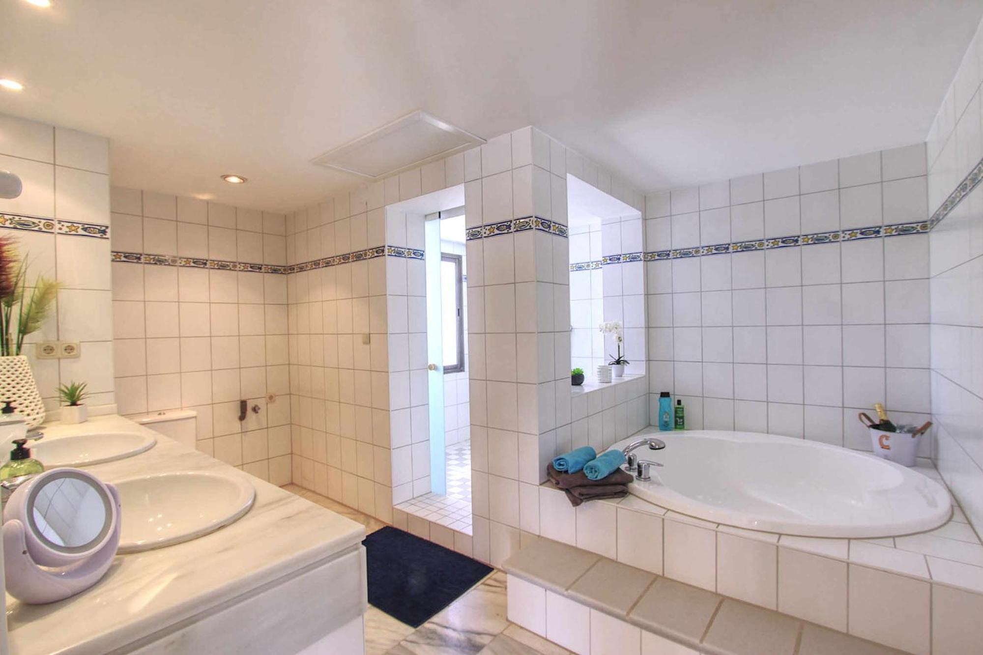 1080 Beachfront Penthouse 3 Floors Jacuzzi 2 Pools Wifi Roof Terrace 马尔韦利亚 外观 照片